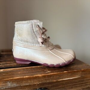 Sperry Kids' Sparkle Shiny Duck Boot in Cream and Purple